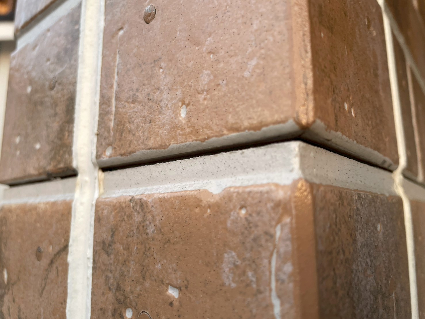 コーナー役物の隙間を近くから確認